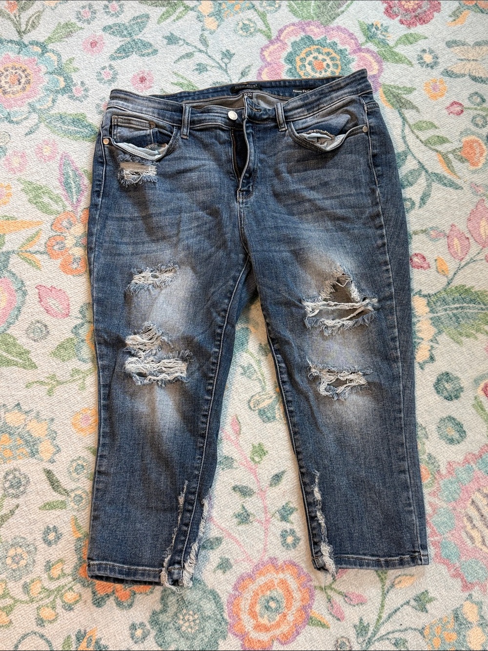 Judy Blue Distressed Dark Wash capri Jeans 15